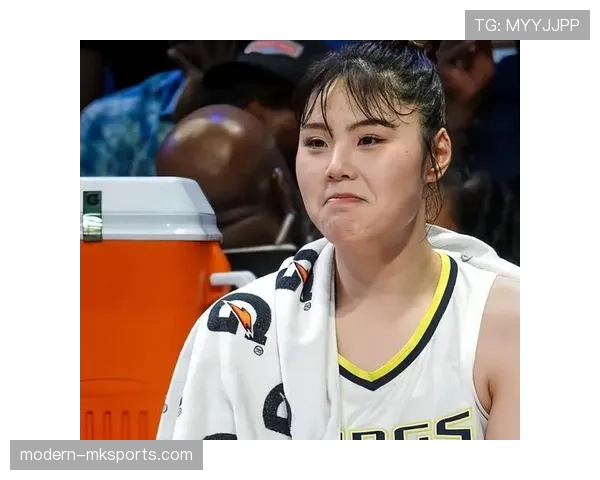 李月汝拎着名牌包逛街，和赛场上的铁人判若两人，包的钱比球衣还醒目